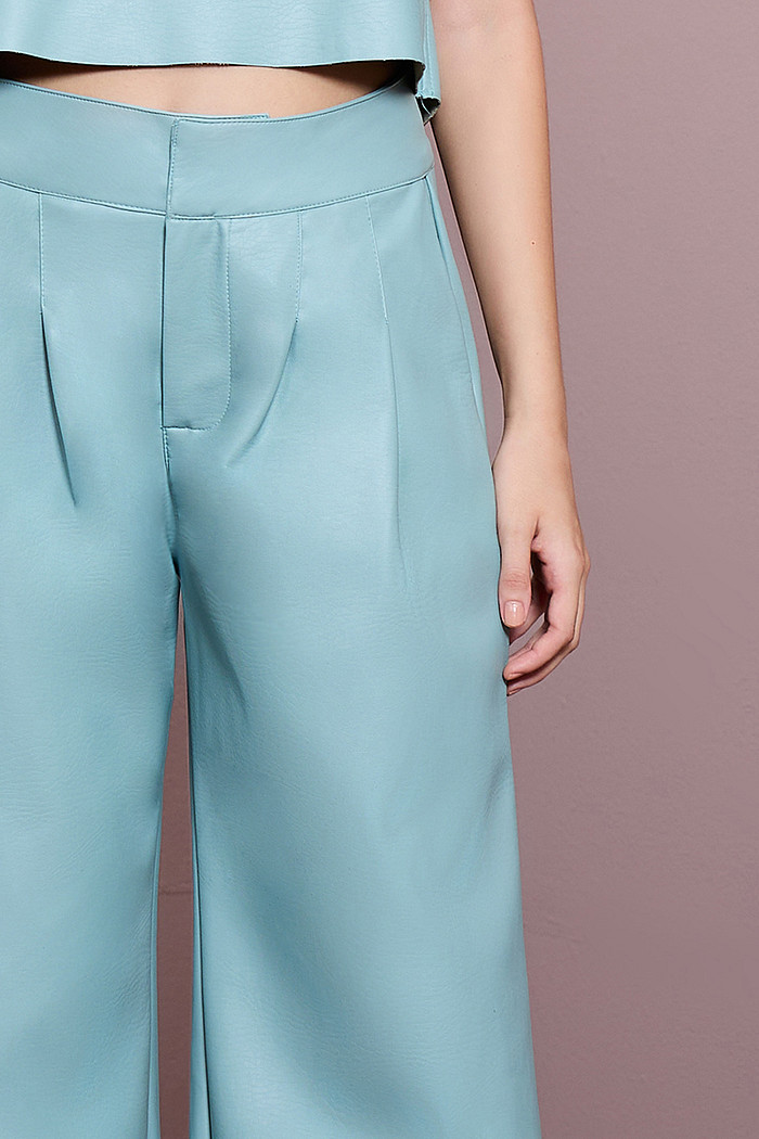 CALÇA LEATHER FAKE RETA COM PREGAS