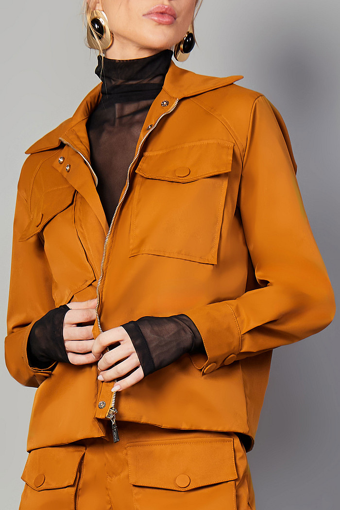 JAQUETA COM RECORTES E BOTÕES