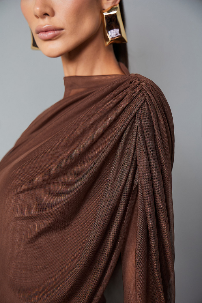 VESTIDO TULE CURTO COM DETALHE CAPA