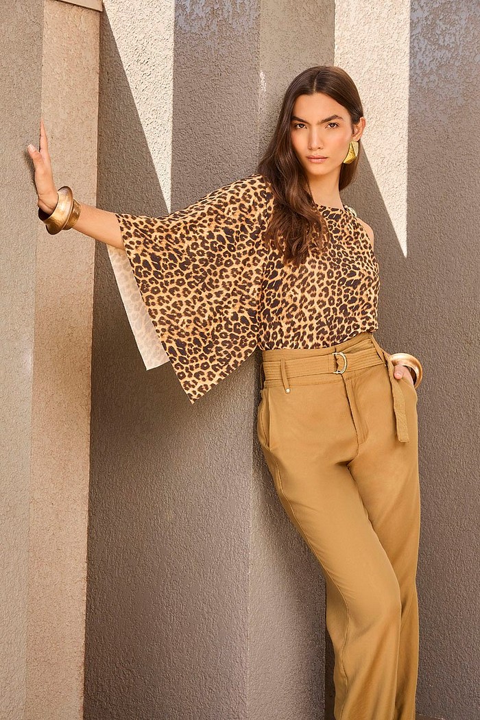 BLUSA ESTAMPADA COM METAL OMBRO