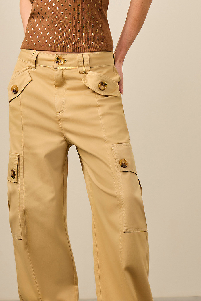 CALÇA SARJA RETA RECORTES E BOLSOS