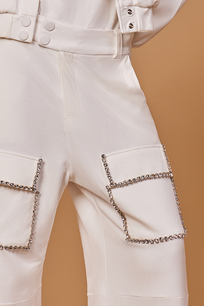 CALÇA MOLETOM COM BORDADO