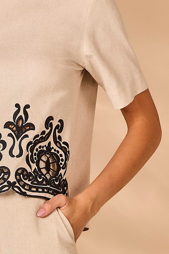 BLUSA QUADRADA EM LINHO BORDADA