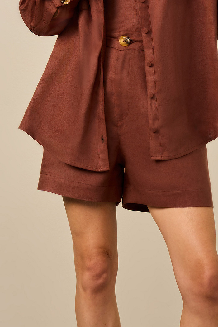 SHORTS CURTO EM LINHO PURO