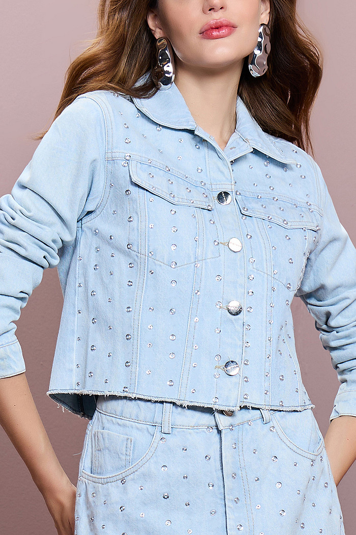 JAQUETA JEANS CURTA COM APLICAÇÃO DE CRISTAIS