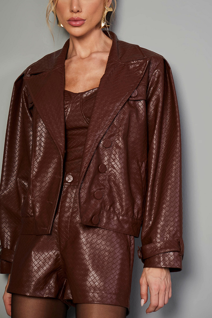 JAQUETA LEATHER FAKE TRANÇADO