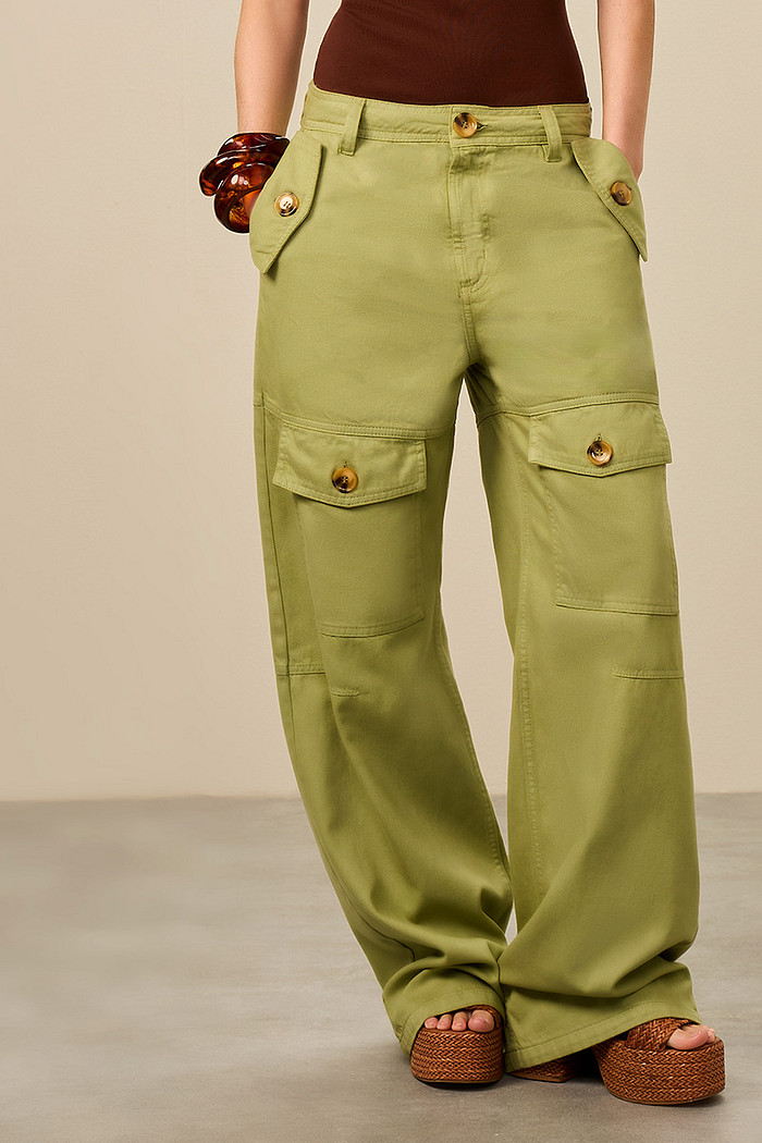 CALÇA SARJA COM BOLSOS E BOTÕES