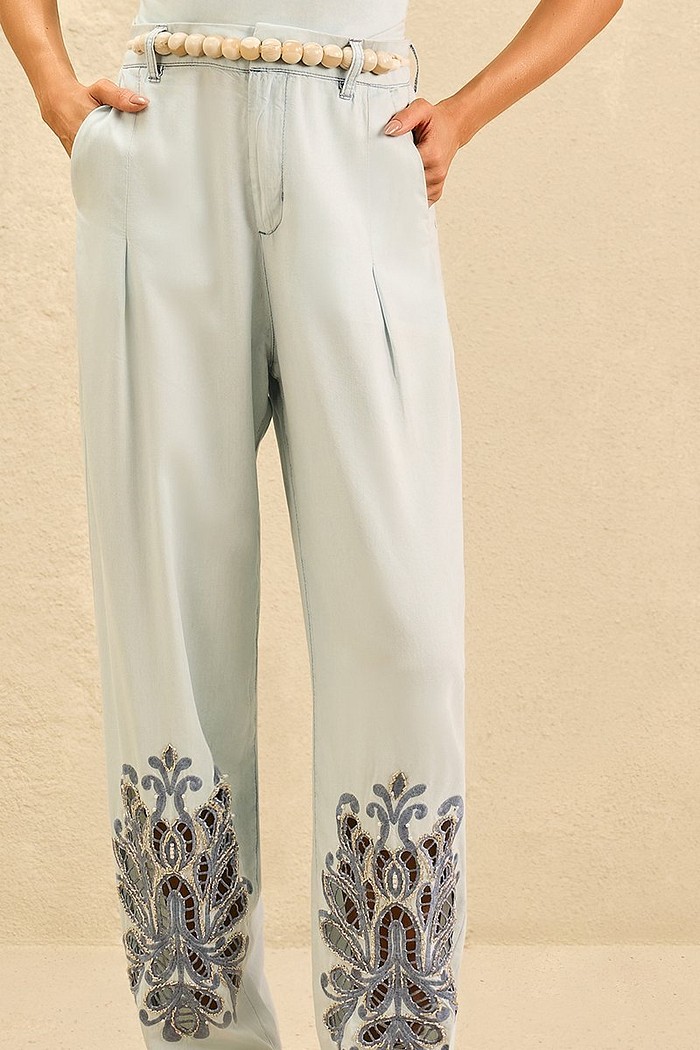 CALÇA JEANS LEVE COM BORDADO