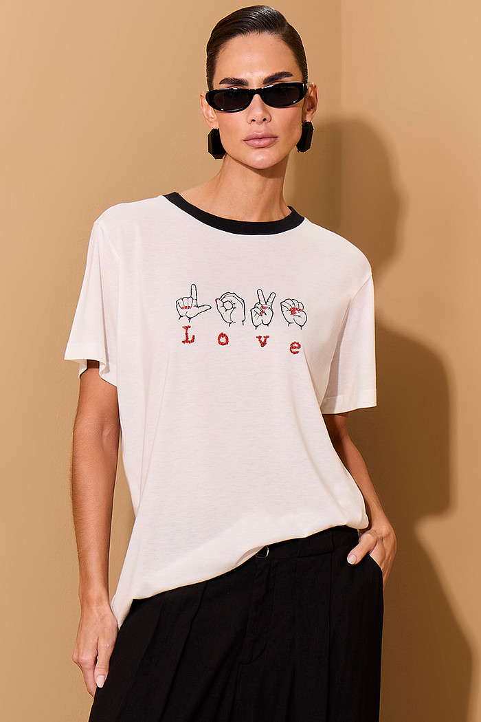 T-SHIRT M/C ESTAMPA LOCALIZADA E BORDADO