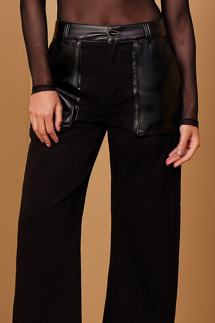 CALÇA SARJA WIDE LEG COM LEATHER FAKE