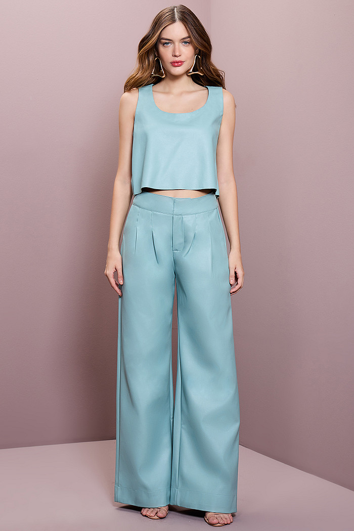 CALÇA LEATHER FAKE RETA COM PREGAS