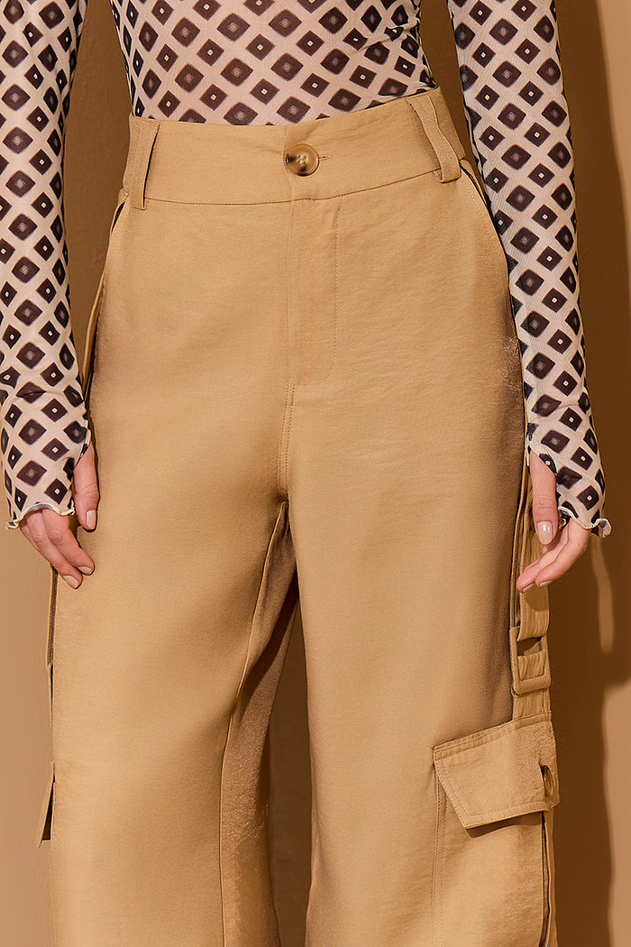 CALÇA PANTALONA CARGO COM DETALHE BOLSO