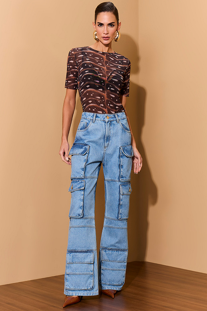 CALÇA JEANS WIDE LEG COM BOLSOS E BORDADO