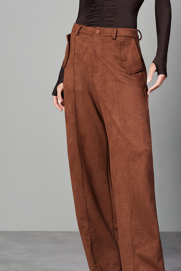 CALÇA COM BOLSOS EM SUEDE