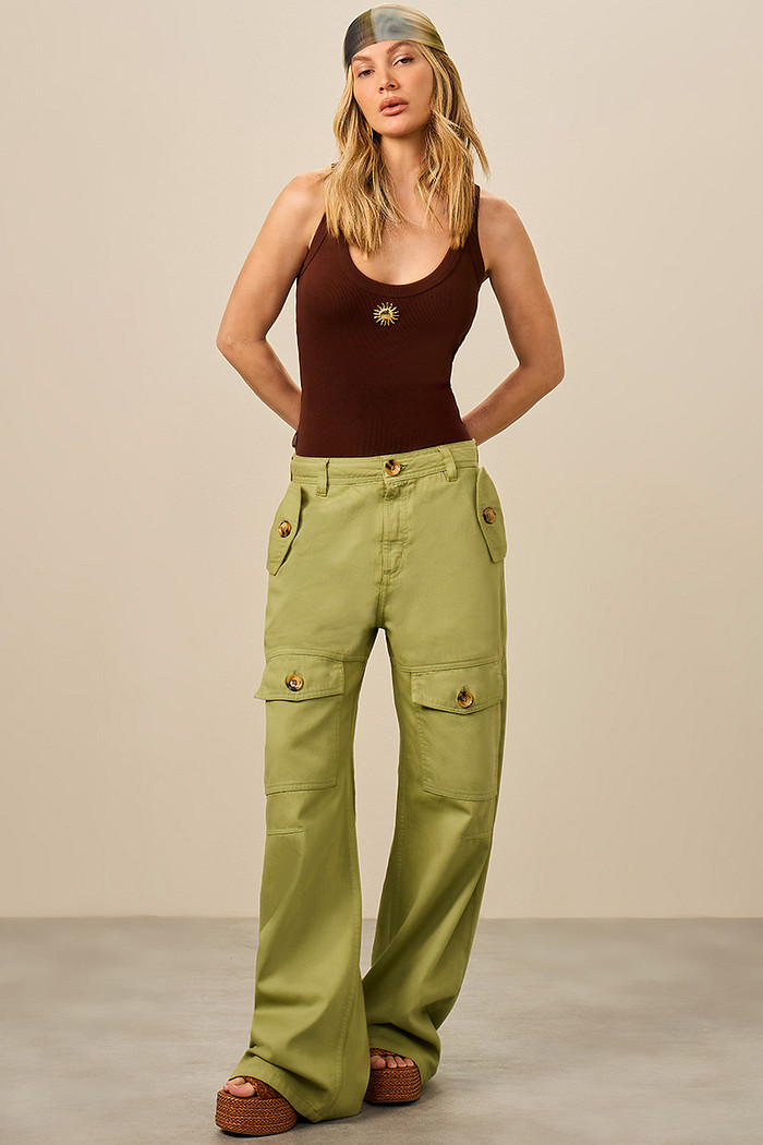 CALÇA SARJA COM BOLSOS E BOTÕES