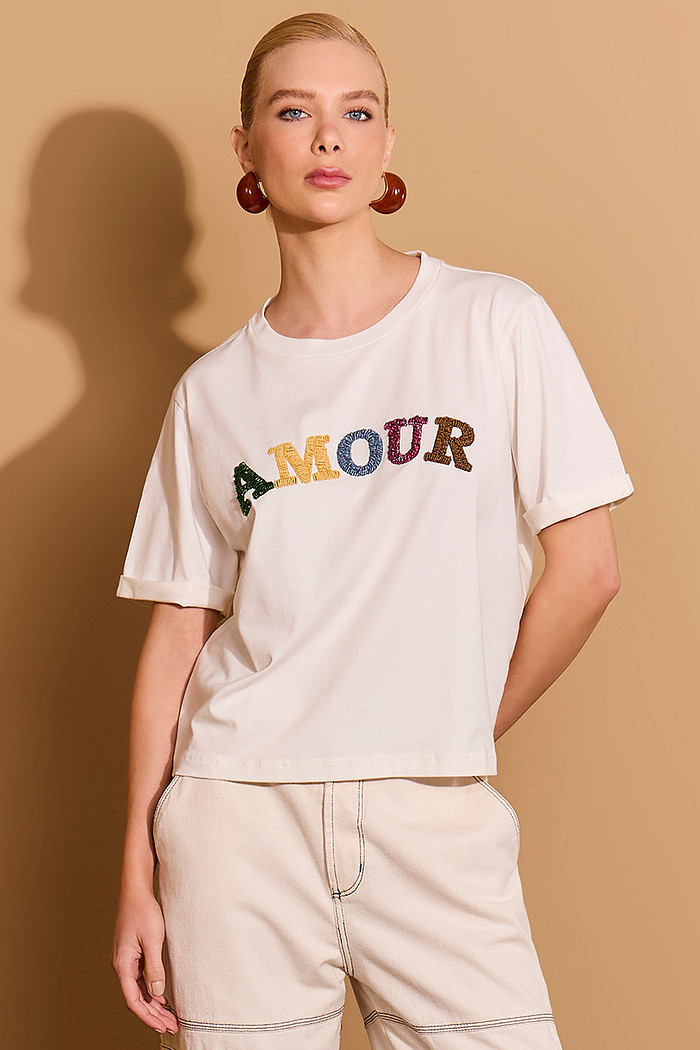 T-SHIRT BORDADA DETALHE MANGAS