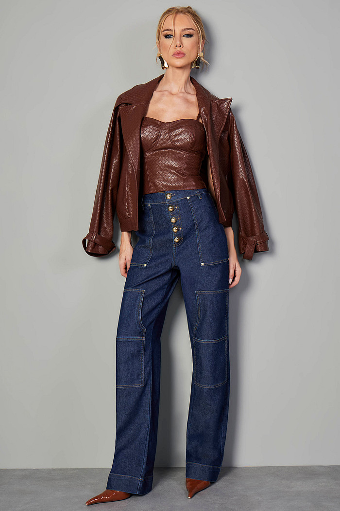 CALÇA JEANS RETA RECORTES E BOTÕES