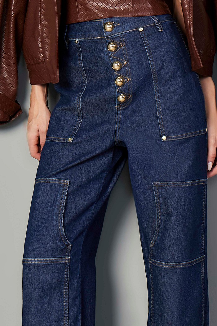 CALÇA JEANS RETA RECORTES E BOTÕES