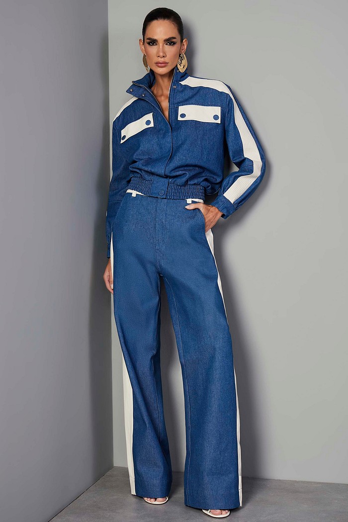 CALÇA JEANS WIDE LEG COM DETALHES LEATHER FAKE