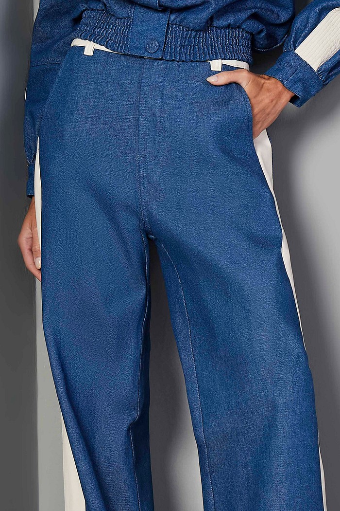 CALÇA JEANS WIDE LEG COM DETALHES LEATHER FAKE