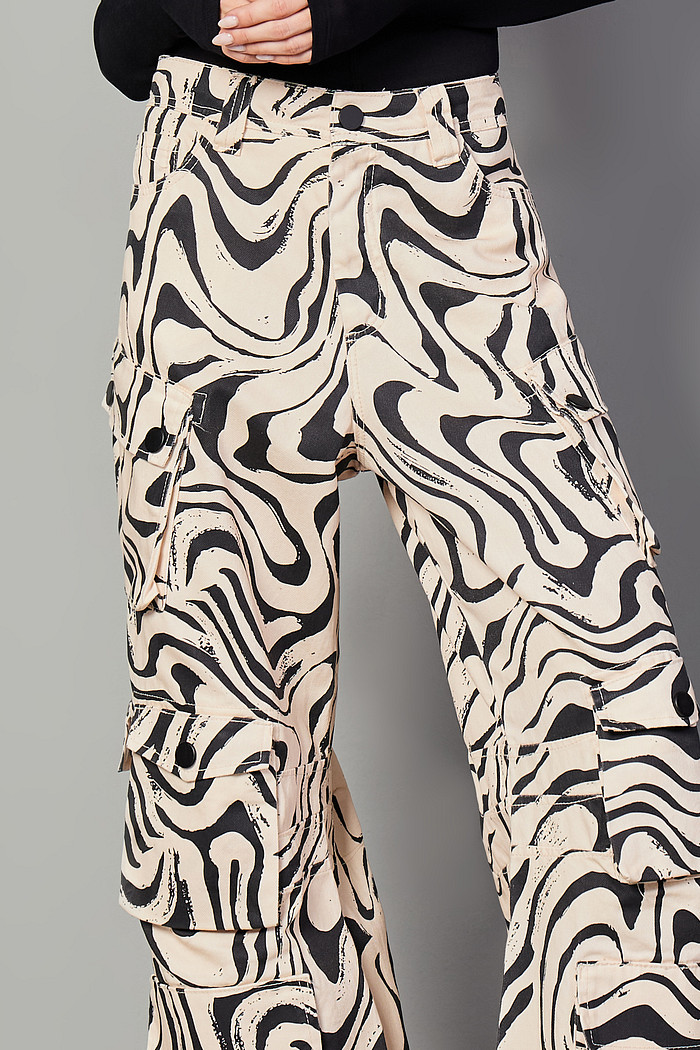 CALÇA SARJA COM BOLSOS CARGO E BOTÕES