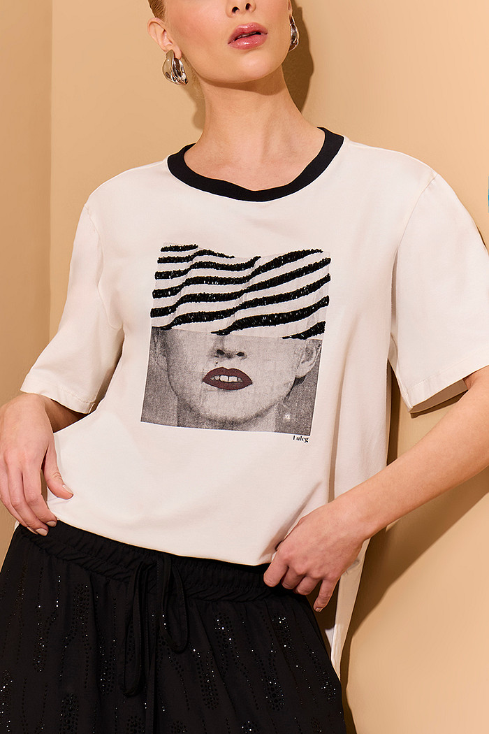 CAMISETA MANGA CURTA COM ESTAMPA E BORDADO