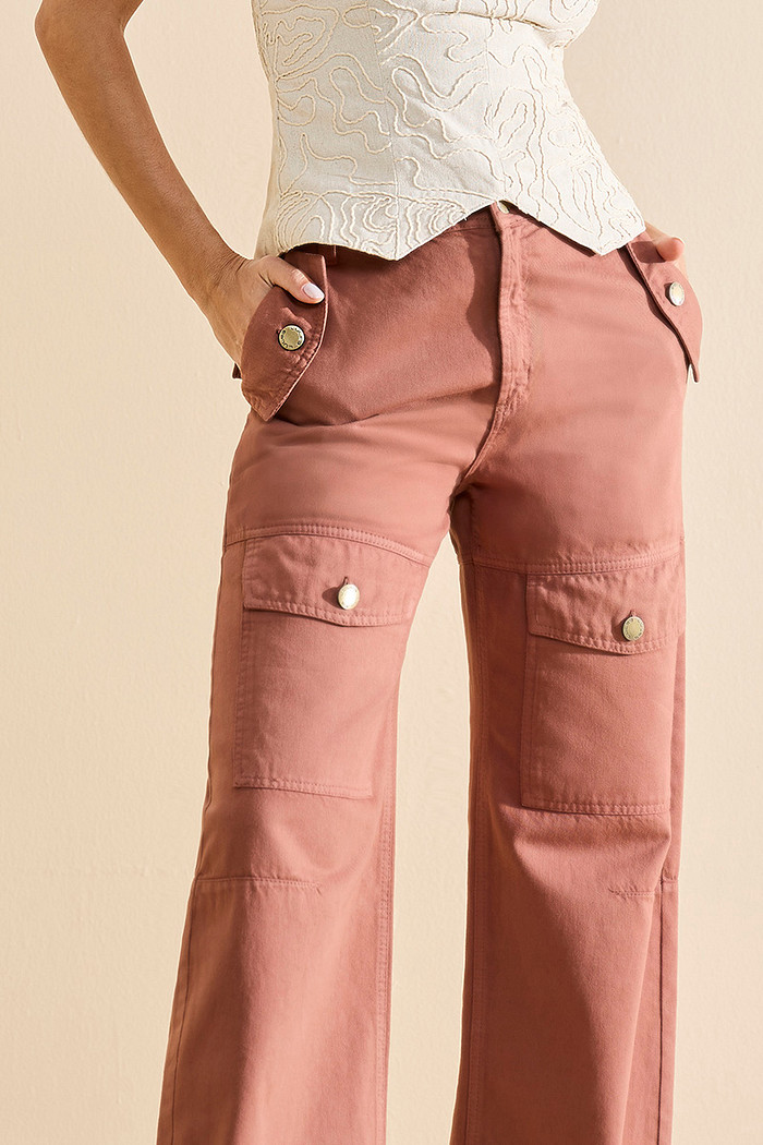 CALÇA SARJA COM DETALHE BOLSOS