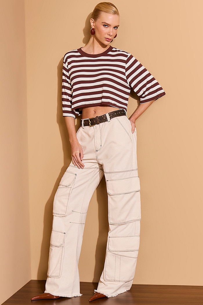 CALÇA SARJA WIDE LEG DETALHE BOLSOS