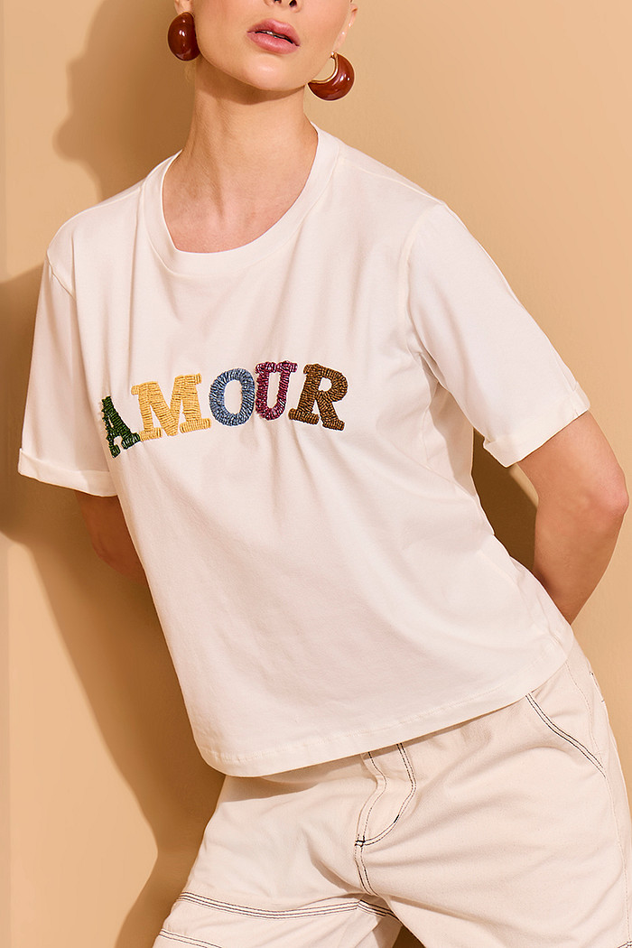 T-SHIRT BORDADA DETALHE MANGAS