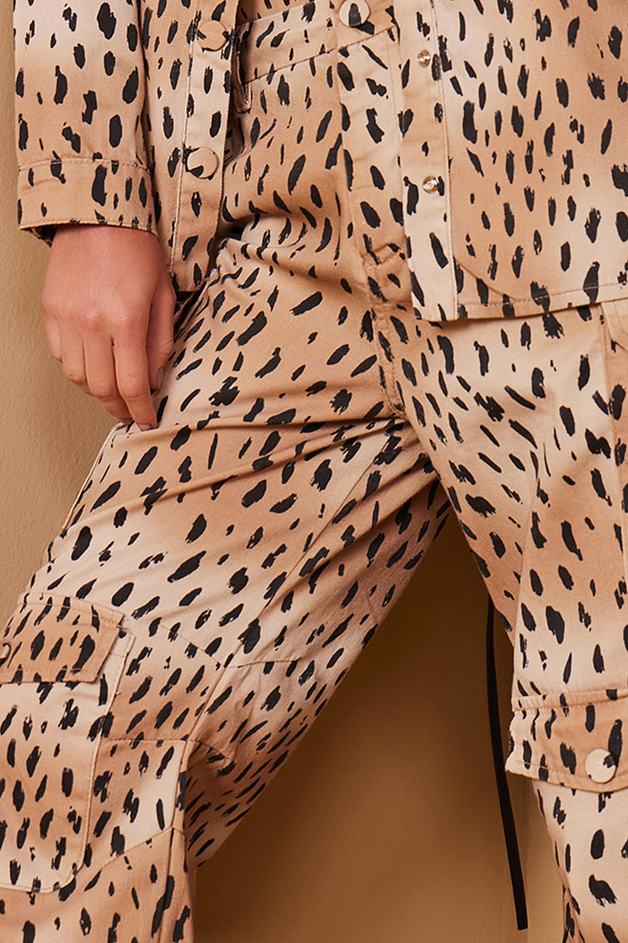 CALÇA RETA SARJA ESTAMPADA COM BOLSOS CARGO