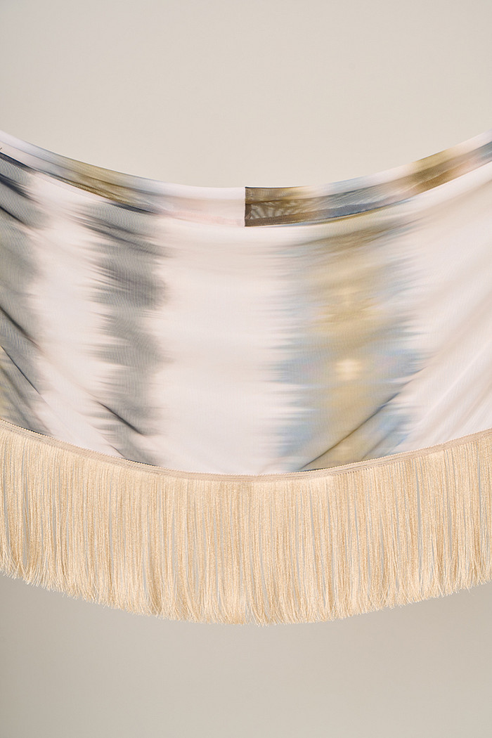 LENÇO ESTAMPADO EM TULE COM FRANJA