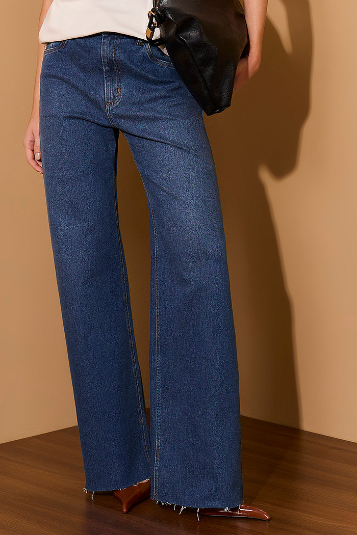 CALÇA JEANS WIDE LEG COM BORDADO E BARRA DESFIADA