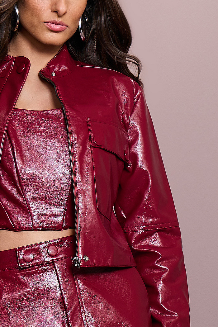 JAQUETA LEATHER FAKE CURTA BOLSOS FRONTAIS