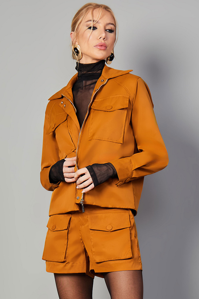 JAQUETA COM RECORTES E BOTÕES