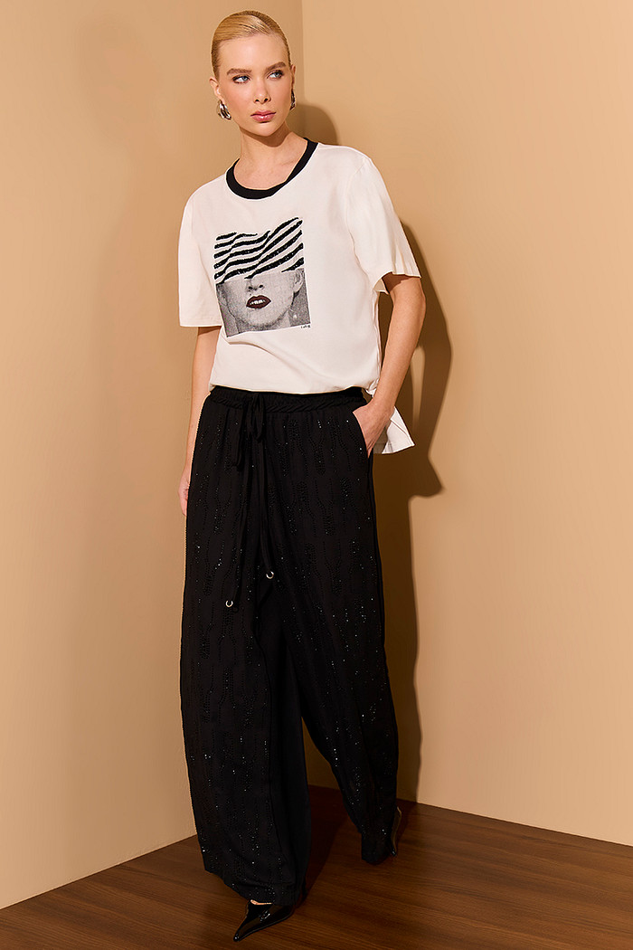 CALÇA PANTALONA COM APLICAÇÃO DE CRISTAIS