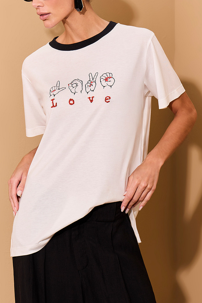 T-SHIRT M/C ESTAMPA LOCALIZADA E BORDADO