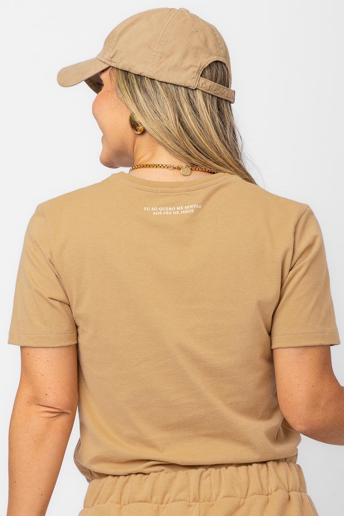 T-SHIRT AOS PÉS DE JESUS BEGE