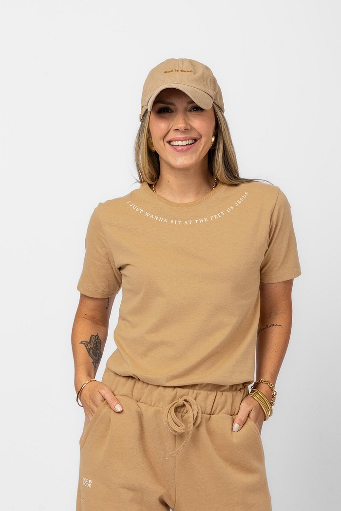 T-SHIRT AOS PÉS DE JESUS BEGE