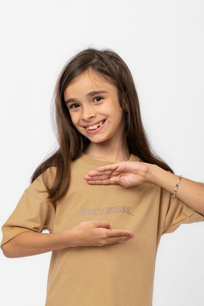 CAMISETA INFANTIL DEUS DISSE BEGE