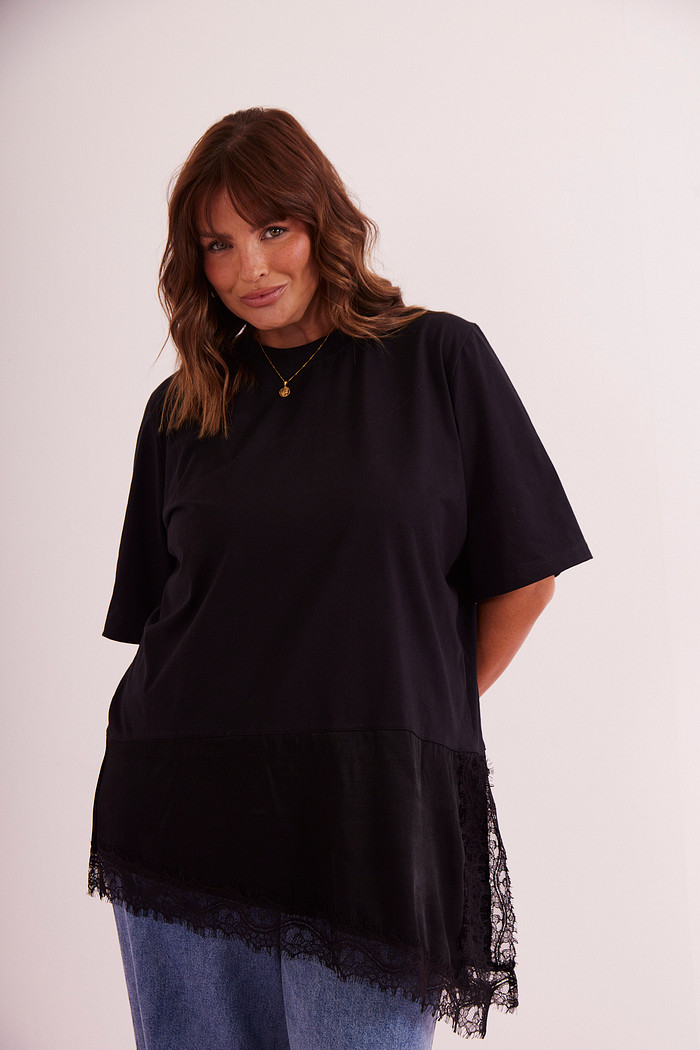 T-SHIRT OVER COM RENDA MIA PRETO