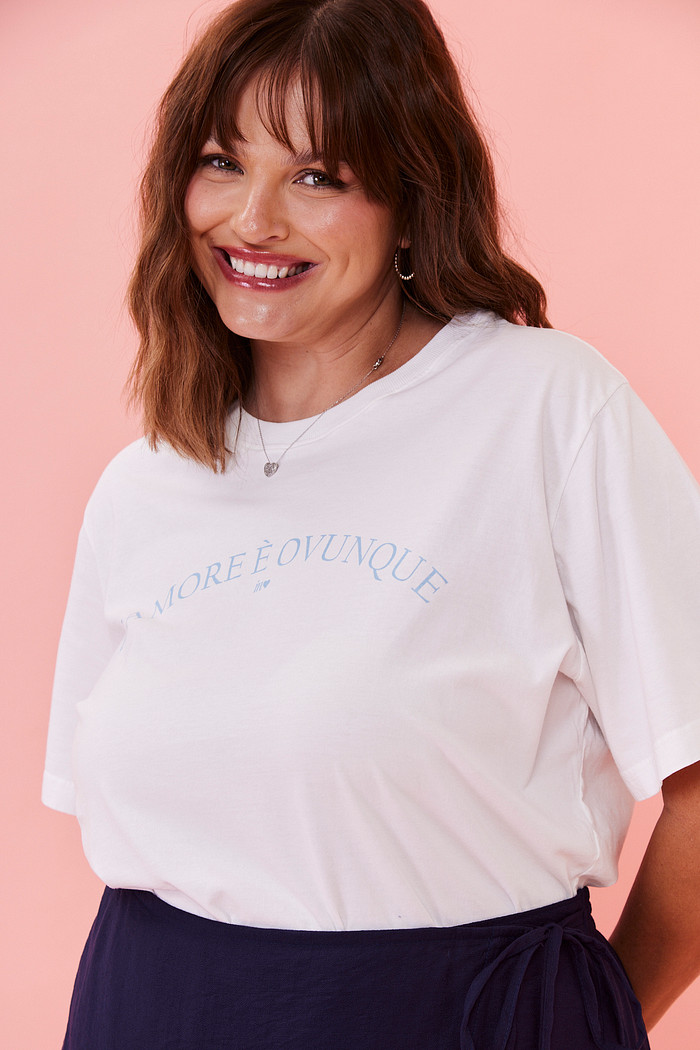 T-SHIRT SLIM AMORE É OVUNQUE BRANCO ACUCAR