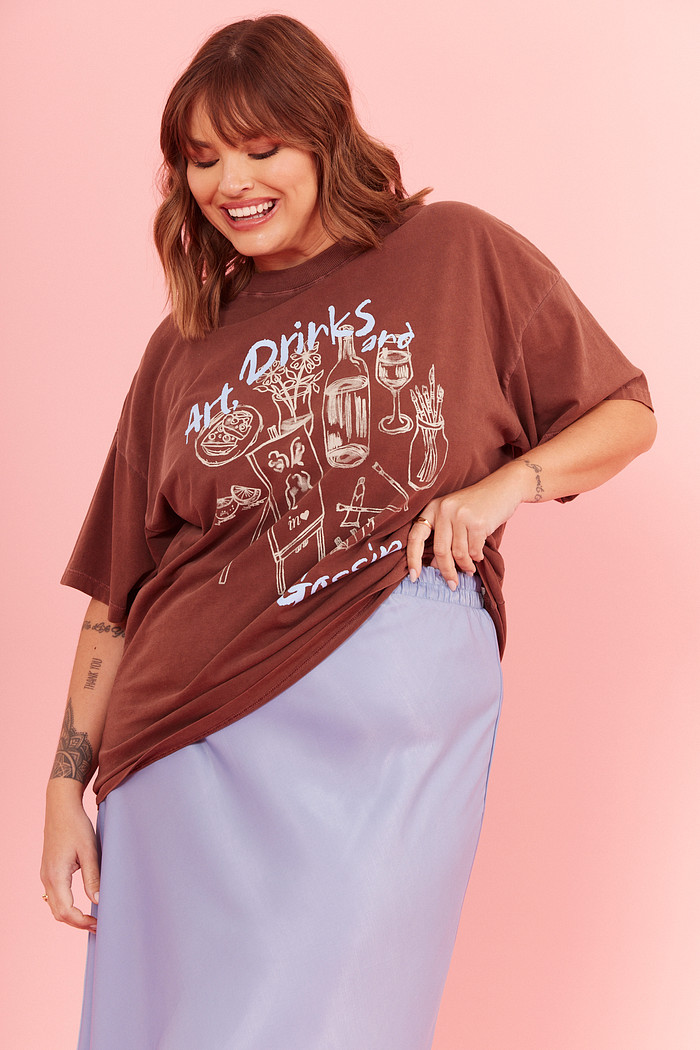 T-SHIRT OVER ART DRINKS MARROM