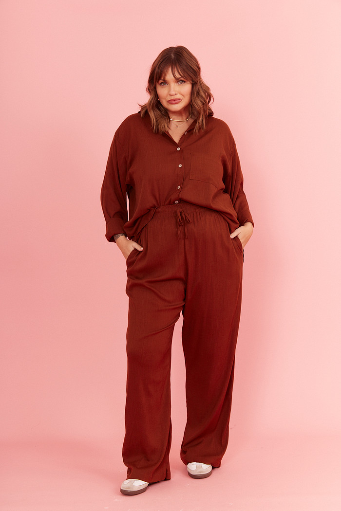 CALÇA RETA OLIVIA MARROM