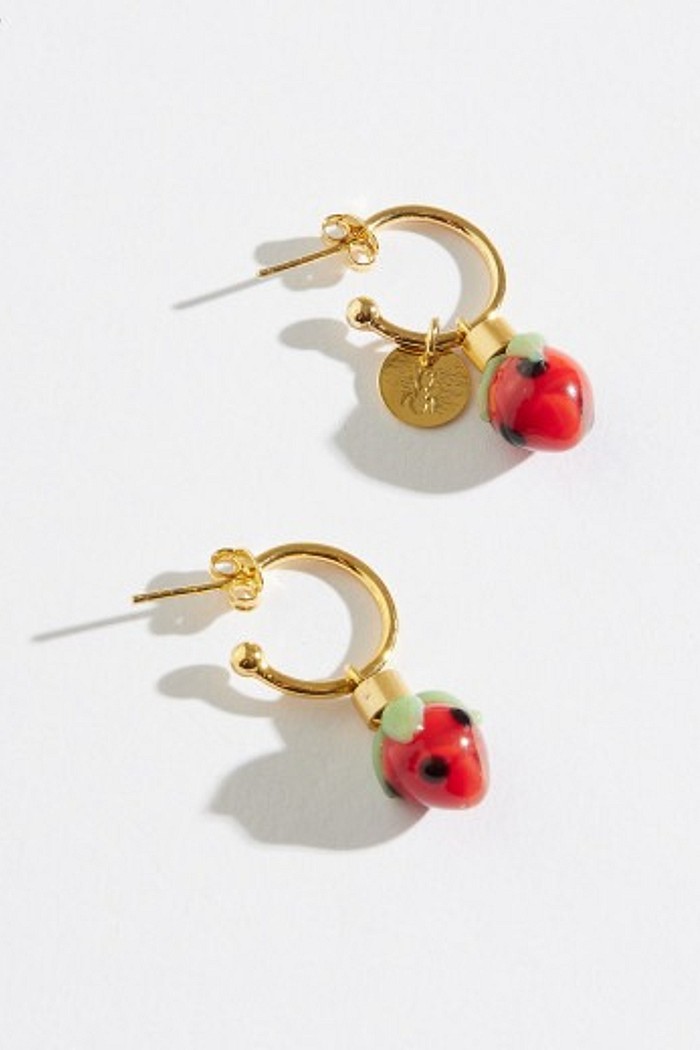 BRINCO DE ARGOLA PINGENTE MORANGO DOURADO