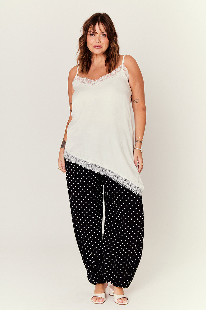 CALCA ALADIM POA FUNDO PRETO