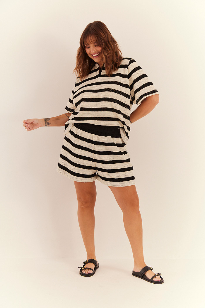 SHORTS LISTRADO PRETO