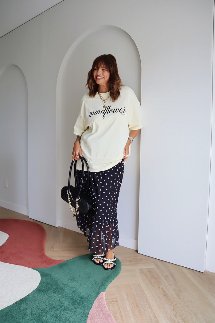 SAIA MIDI EM TULE MARI POA FUNDO PRETO