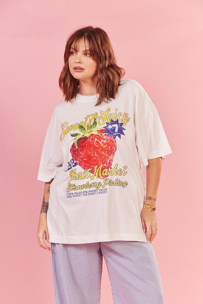 T-SHIRT OVER STRAWBERRY BRANCO ACUCAR