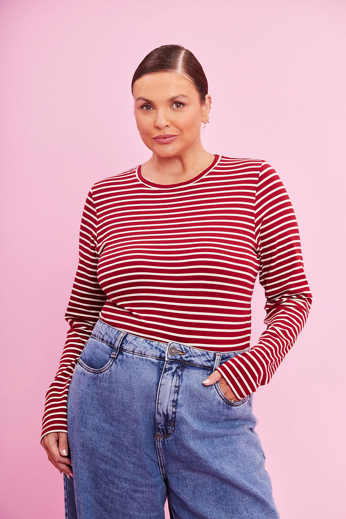 BLUSA LISTRADA COMFY BORDO