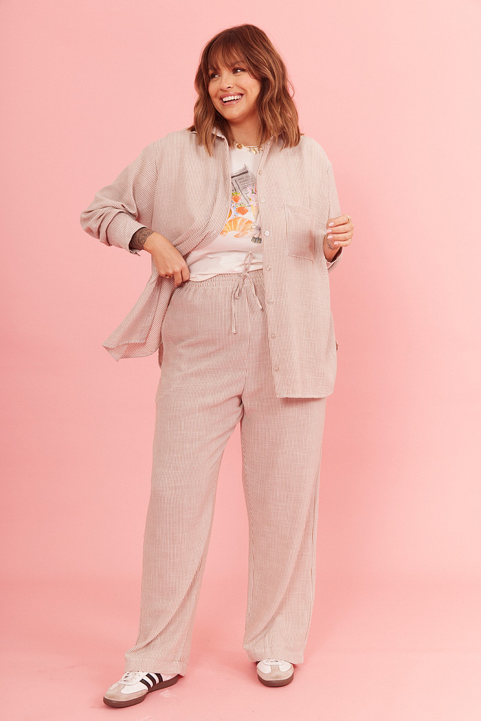 CALÇA JOICE LISTRADO BEGE